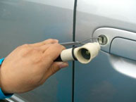 左手でスコープをもつ